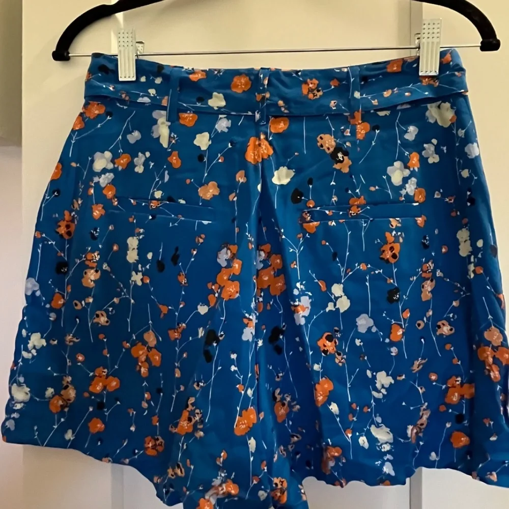 Equipment Silk Taimee Floral Shorts - Picture 4 of 4
